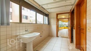 Image 18 - 896136