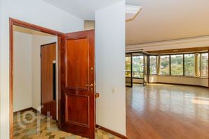 Image 10 - 896152