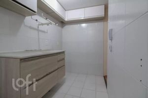 Image 3 - 896201
