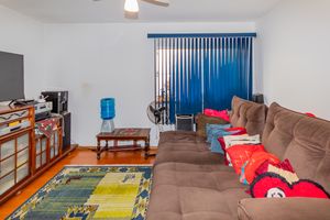 Image 19 - 896205