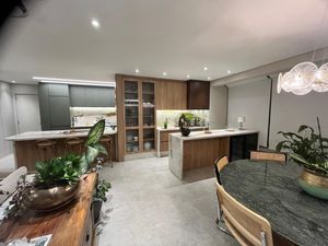 Image 11 - 896218