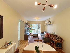 Image 6 - 896398