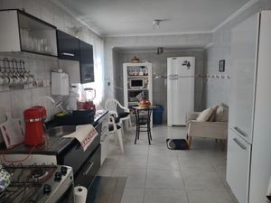 Image 4 - 896402