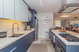 Image 15 - 896532
