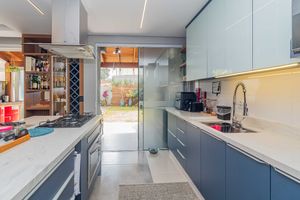 Image 18 - 896532