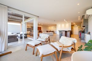Image 3 - 896549
