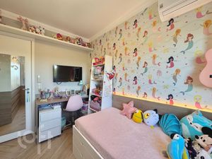 Image 19 - 896622