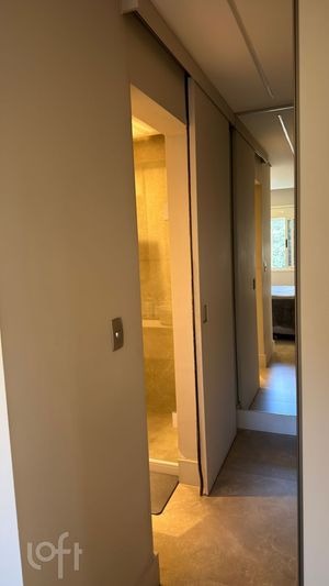 Image 21 - 896641