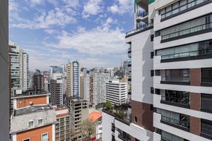 Image 4 - 896666