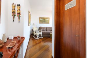 Image 12 - 896670