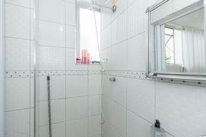 Image 17 - 896673