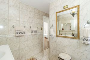 Image 22 - 896673