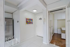 Image 6 - 896677