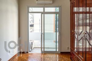 Image 21 - 896683