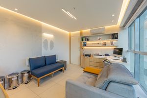 Image 4 - 896722
