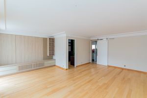 Image 7 - 896723