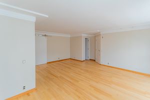 Image 8 - 896723