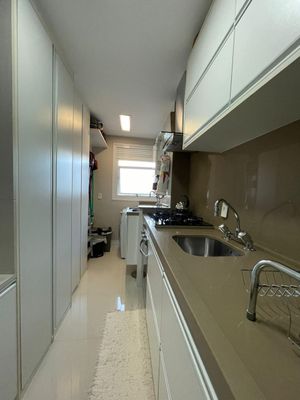Image 12 - 896738