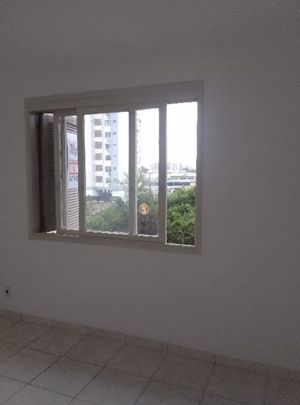 Image 6 - 896810