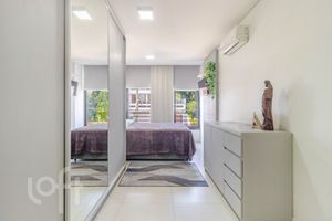 Image 18 - 896811