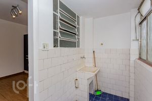 Image 12 - 896846