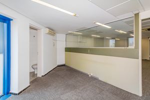 Image 16 - 896927