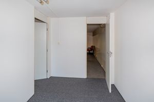 Image 32 - 896927