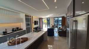 Image 4 - 897008