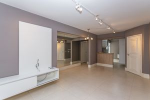 Image 9 - 897040