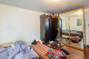 Image 19 - 897446