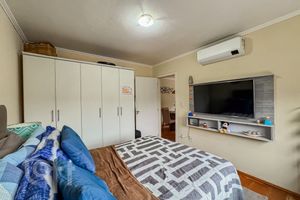 Image 18 - 897494