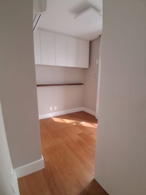 Image 19 - 897549