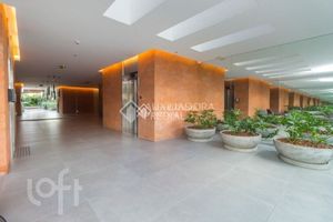 Image 5 - 897571