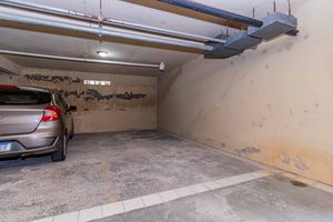 Image 37 - 897600