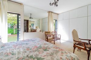 Image 18 - 897601