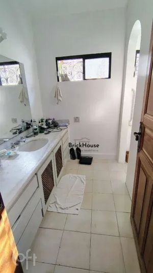Image 8 - 897601