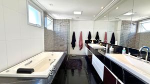 Image 19 - 897606