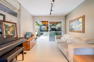 Image 8 - 897944