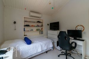 Image 11 - 898004