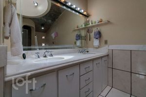 Image 9 - 898004