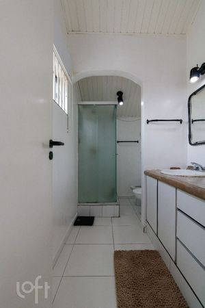 Image 21 - 898004