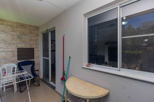 Image 10 - 898041