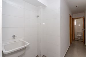 Image 4 - 898063