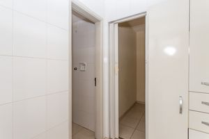 Image 17 - 898068