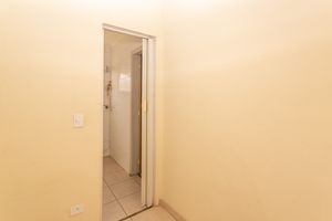 Image 32 - 898068