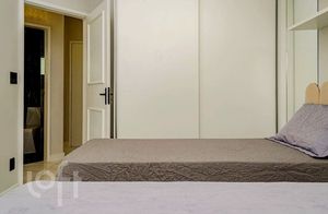 Image 19 - 898305