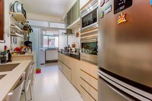 Image 3 - 898312