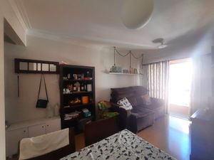 Image 4 - 898329