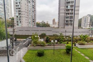 Image 6 - 898345