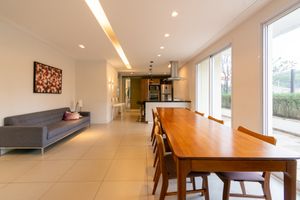 Image 18 - 898381